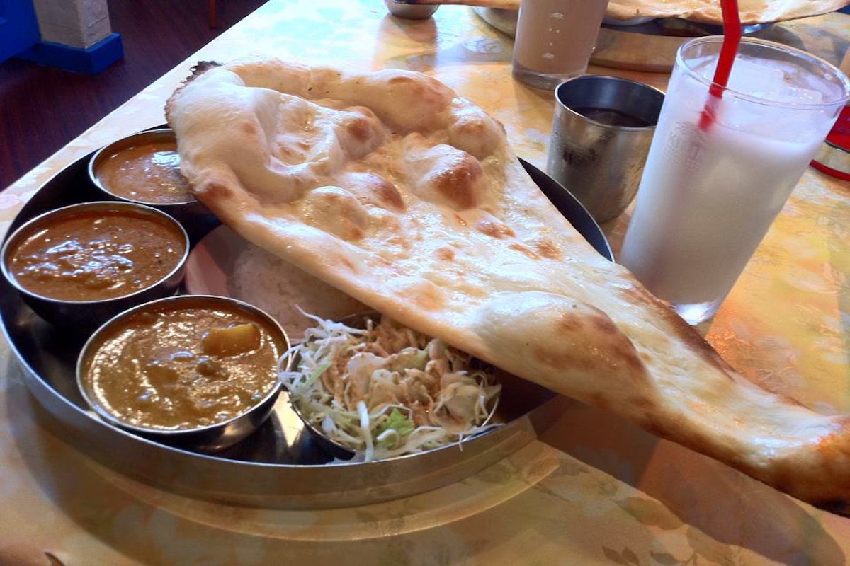 本格派インド料理を目一杯堪能 巨大サイズナンにスパイス本格カレー